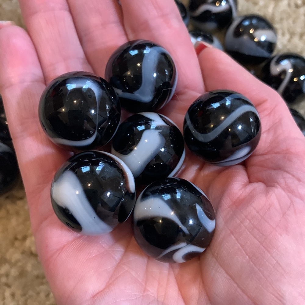 Set of 20 "zebra" mega marbles black and white